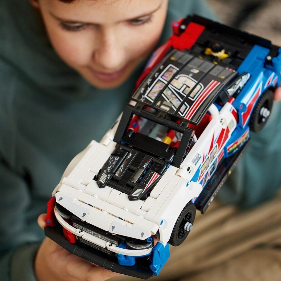 42153 Lego Technic – NASCAR Yeni Nesil Chevrolet Camaro 672 parça +9 yaş