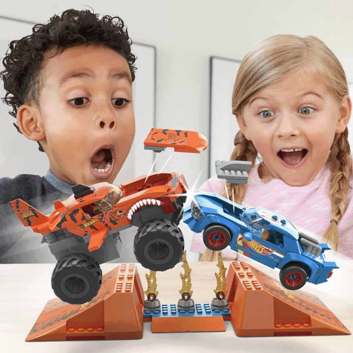 HKF88 MEGA™ Hot Wheels® Smash n Crash Tiger Shark Çarpışma Seti 245 parça +5 yaş